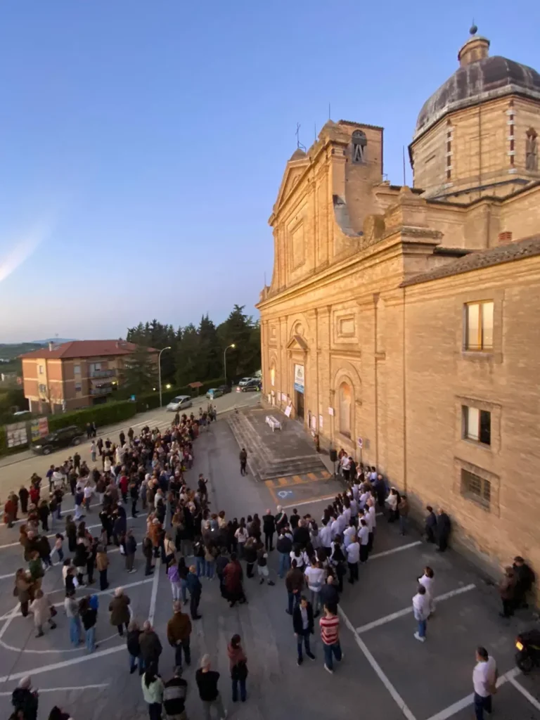 L'abbraccio alla chiesa delle Vergini