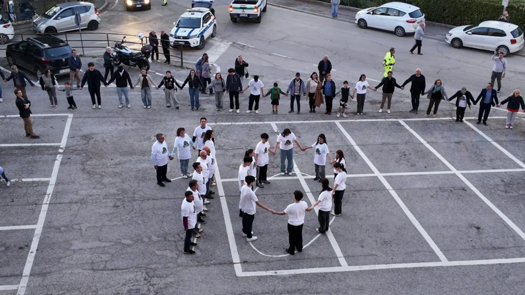 Il numero 10 fatto di persone