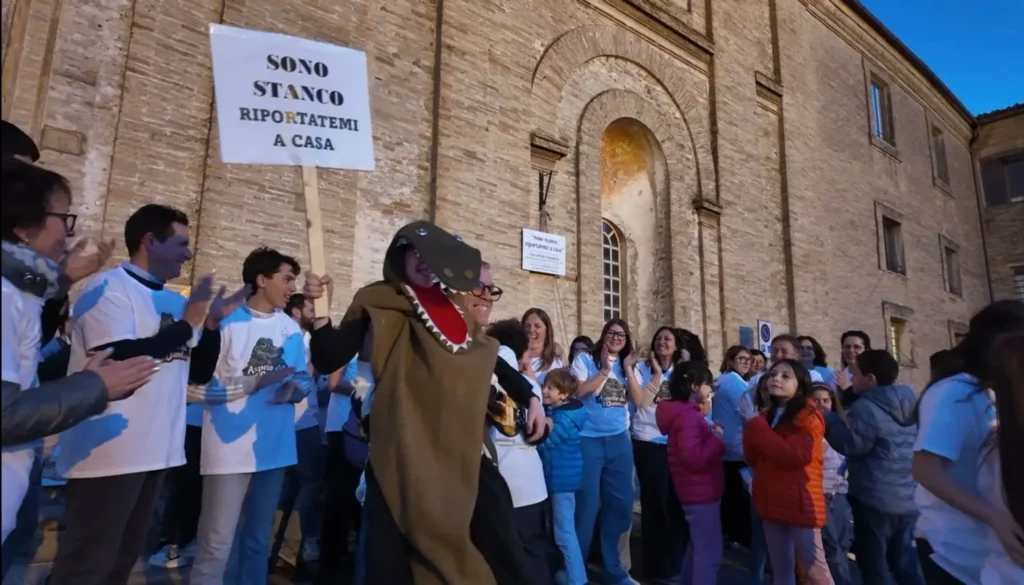Il coccodrillo ha partecipato all'abbraccio corale dei parrocchiani e delle parrocchiane