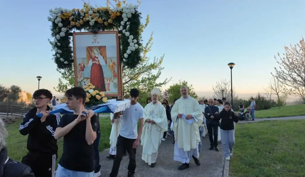 Il vescovo Marconi durante la processione