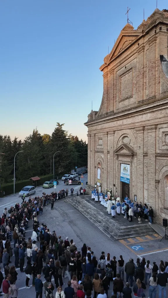 Il Santuario di Santa Maria delle Vergini abbracciato dai parrocchiani e dalle parrocchiane