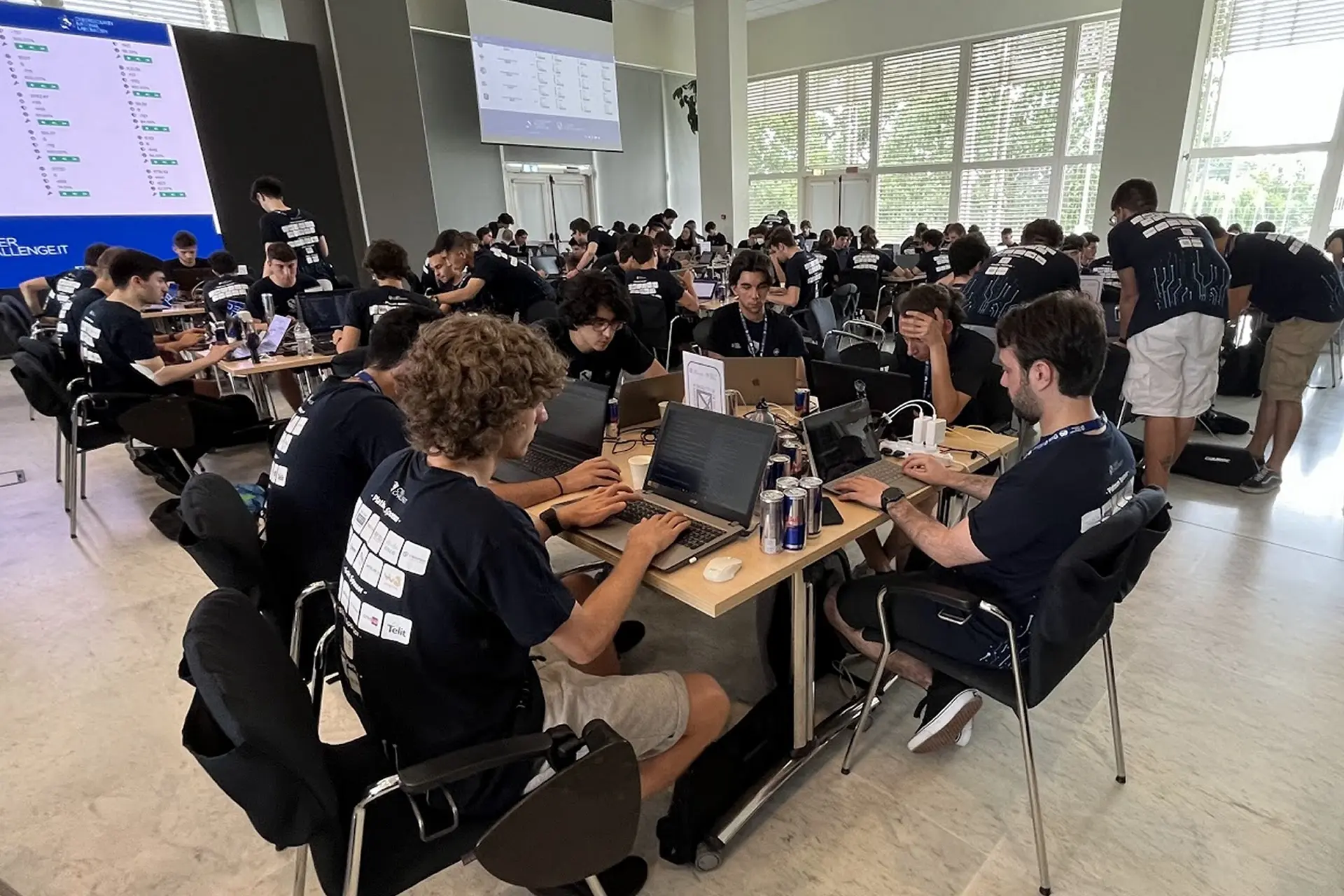 Ragazze e ragazzi si allenano per diventare gli hacker etici di domani