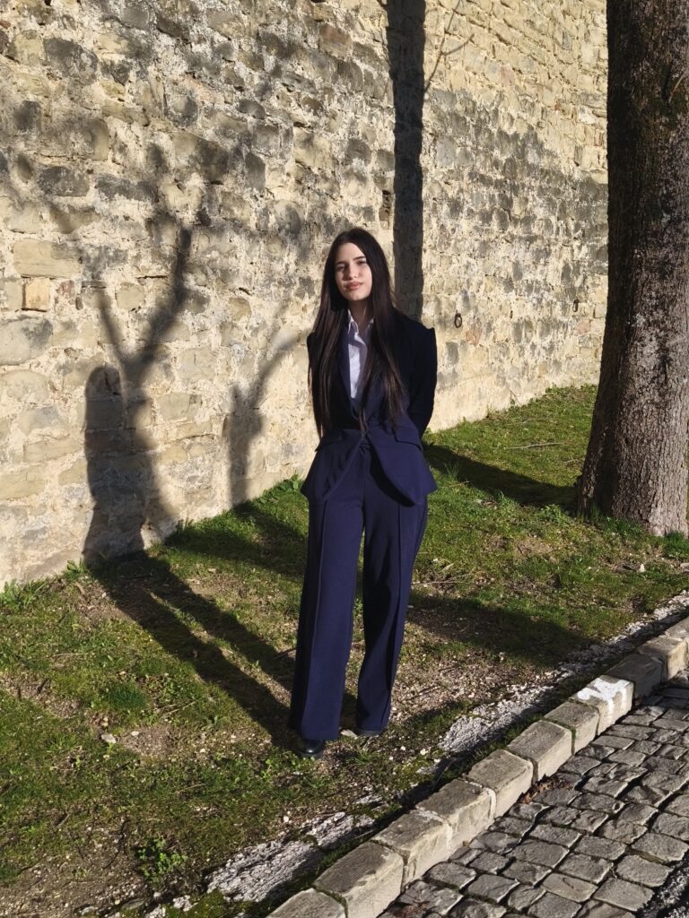 una studentessa (Bianca Raichel) che promuove il territori