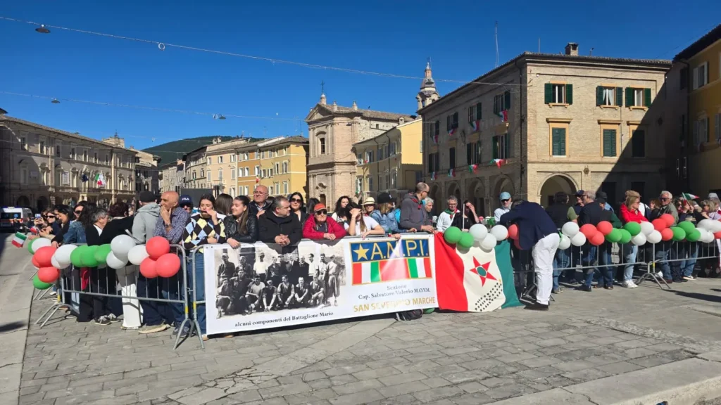 Piazza del Popolo si è tinta di tricolore