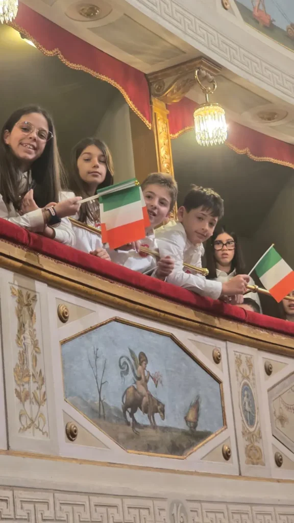 Studenti al teatro Feronia per Sergio Mattarella