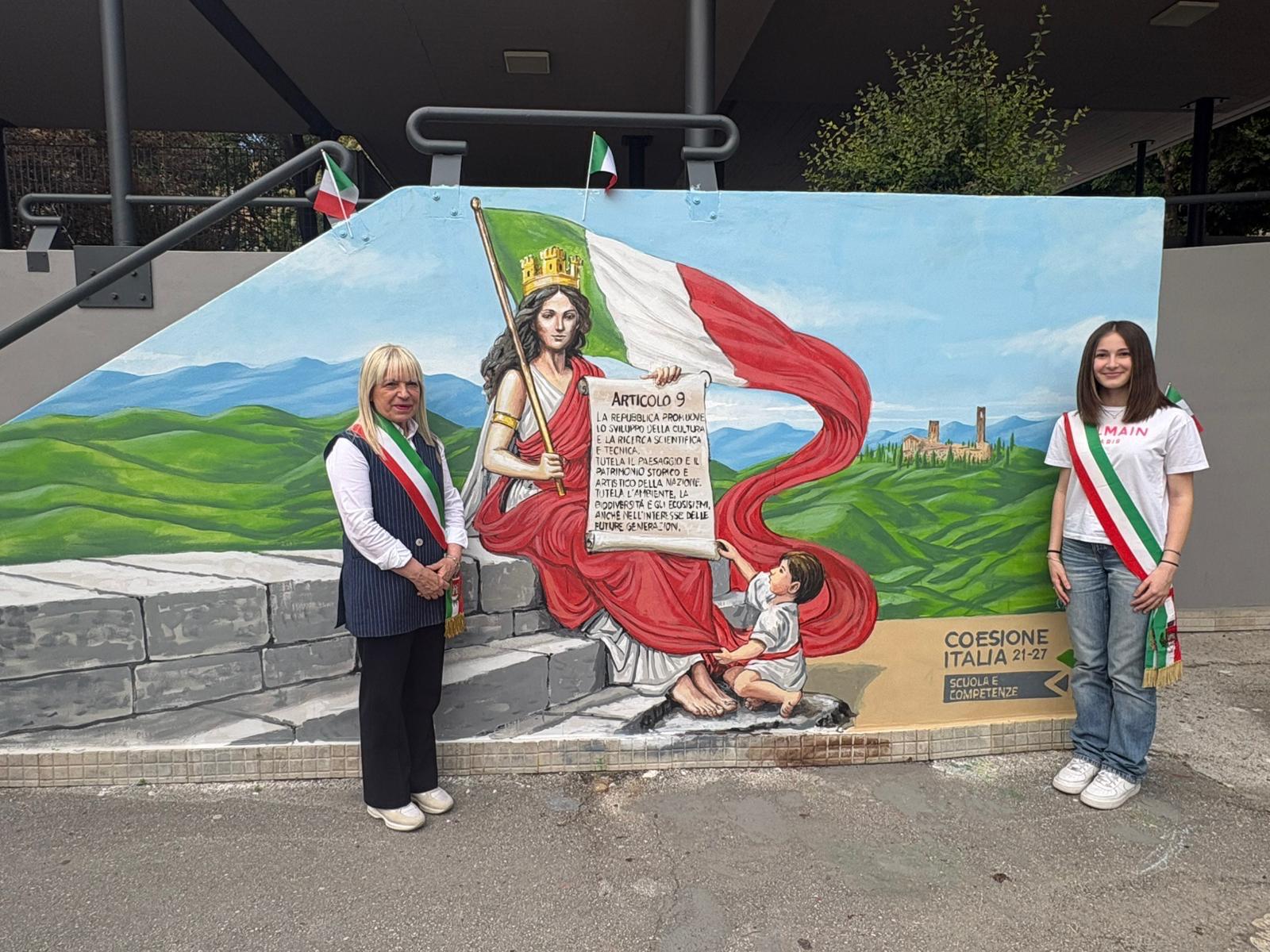 Due sindache inaugurano il murales sulla Costituzione
