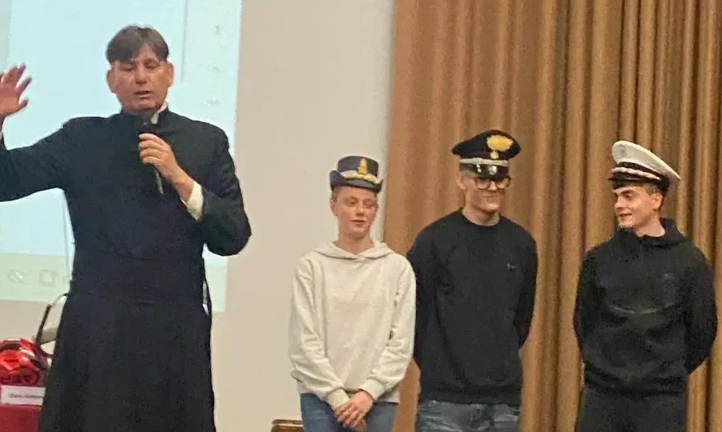 Don Coluccia con gli studenti