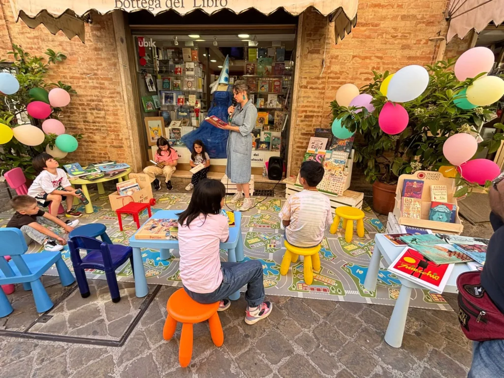 Chiara Tomassetti, titolare della Bottega del Libro legge le avventure di Pinocchio ai bambini e alle bambine