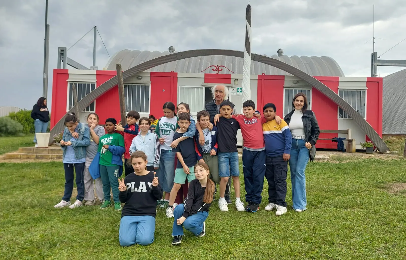 La 5ªB di Montecassiano prende il volo e regala un viaggio aereo agli insegnanti