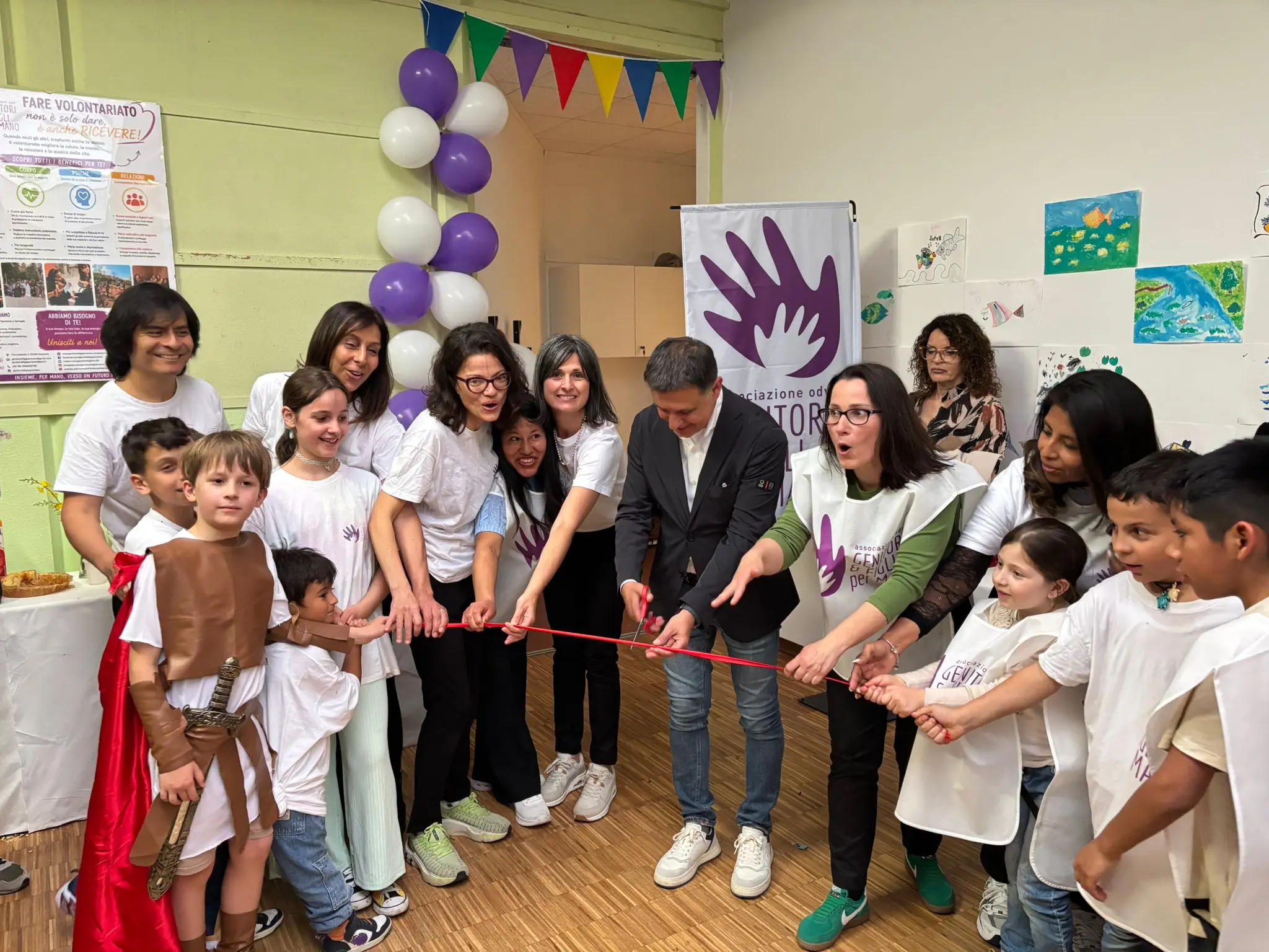 Genitori e figli per mano: nuova sede e una volpe portafortuna