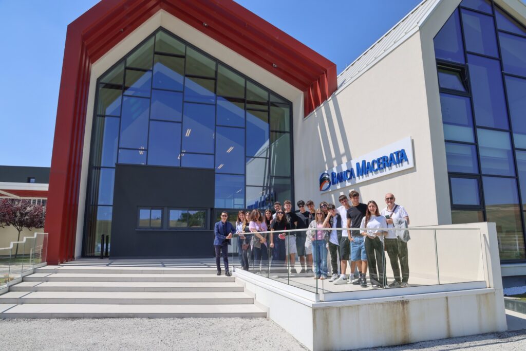 Oltre 200 studenti e studentesse imparano a gestire il denaro con Banca Macerata
