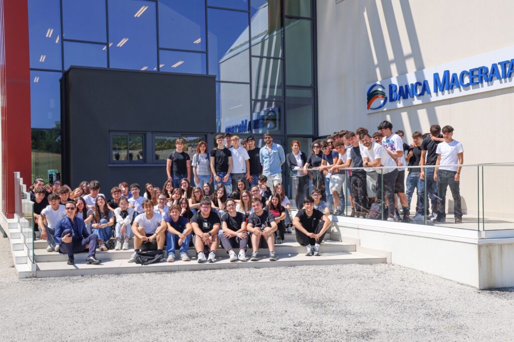 Studenti partecipanti ad una conferenza spettacolo nella sede della Banca Macerata