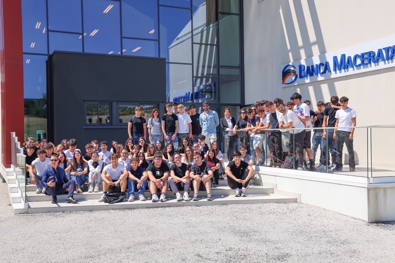 Oltre 200 studenti e studentesse imparano a gestire il denaro con Banca Macerata