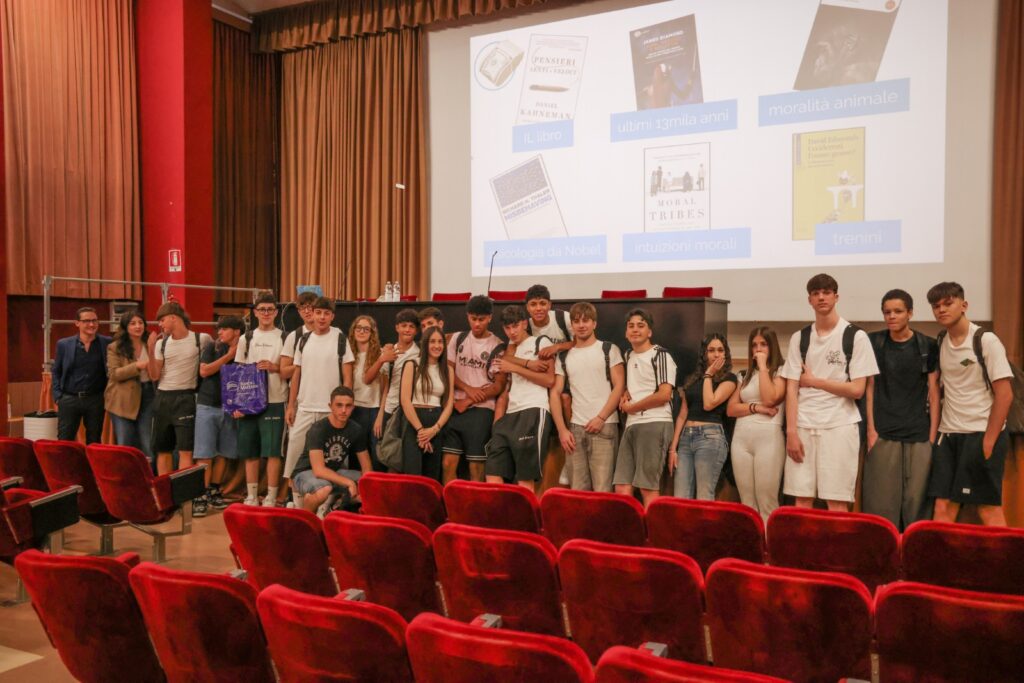 Oltre 200 studenti e studentesse imparano a gestire il denaro con Banca Macerata