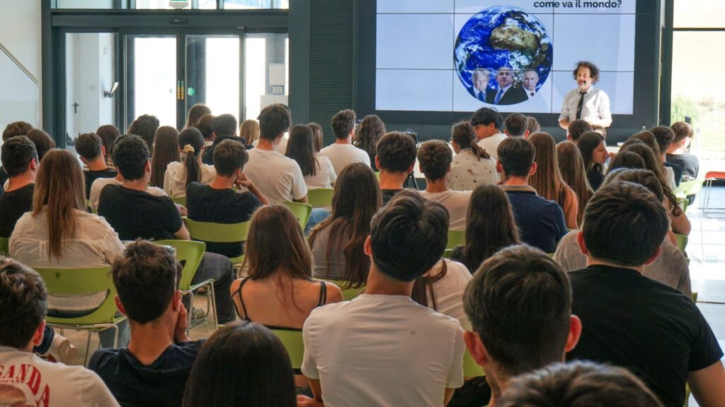 Oltre 200 studenti e studentesse imparano a gestire il denaro con Banca Macerata