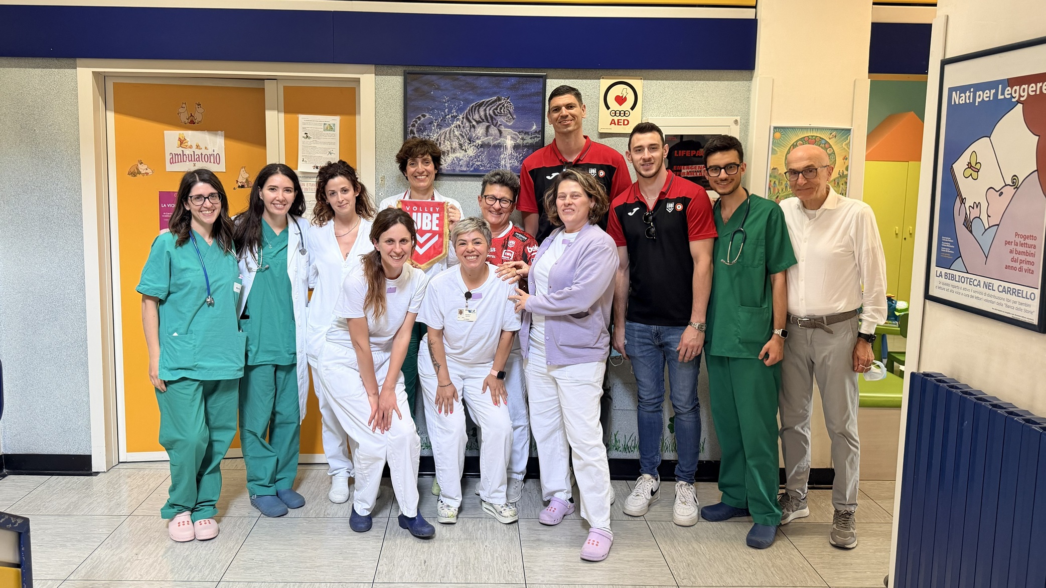 I pallavolisti nel reparto di Pediatria