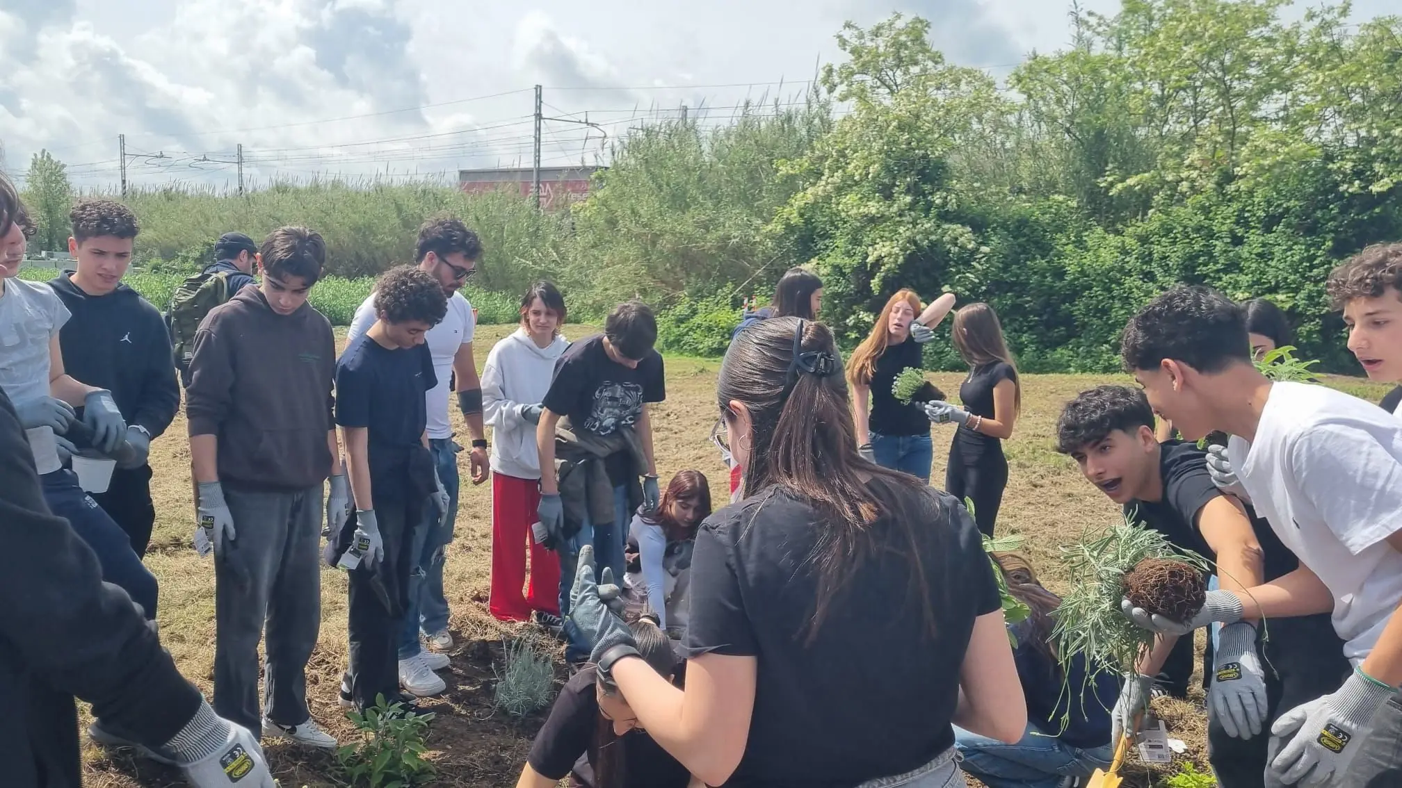 Studenti del liceo Da Vinci rigenerano uno spazio inaccessibile di via Marinetti