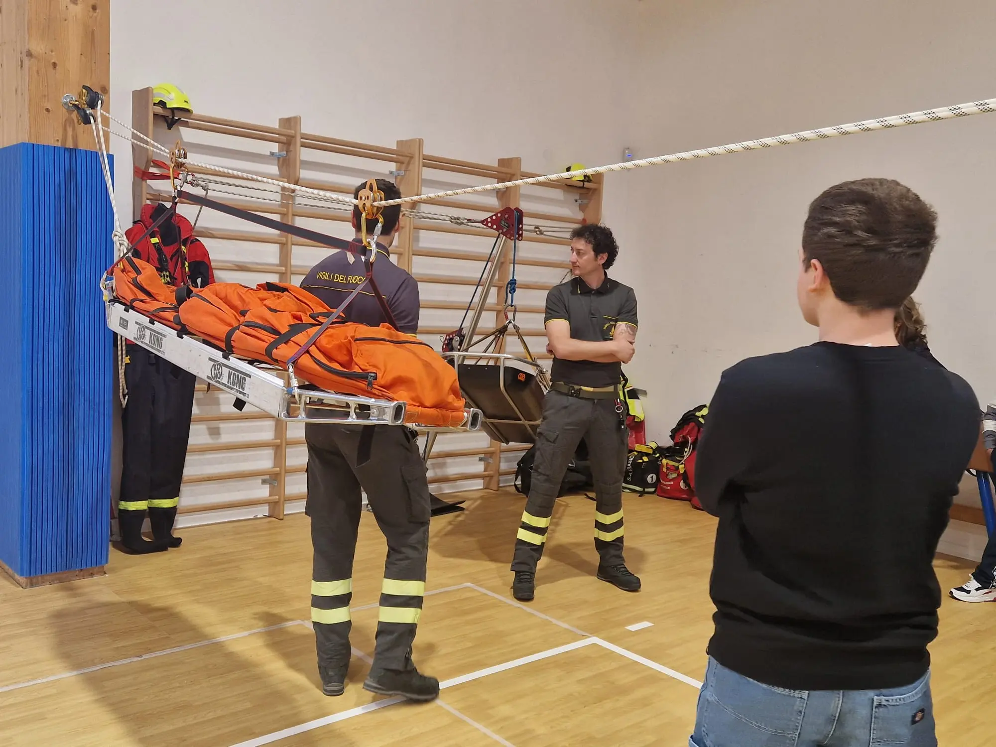 Vigili del fuoco in azione nella palestra della scuola