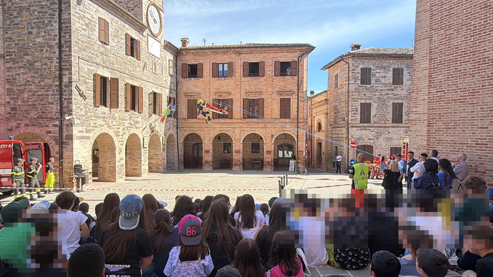 Municipio in fiamme, persone da salvare e scena del crimine: a Belforte una giornata da veri soccorritori