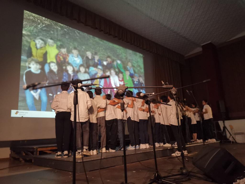 Cinque anni di ricordi in un abbraccio, ragazzi e ragazze di quinta rivedono le loro foto sul palco