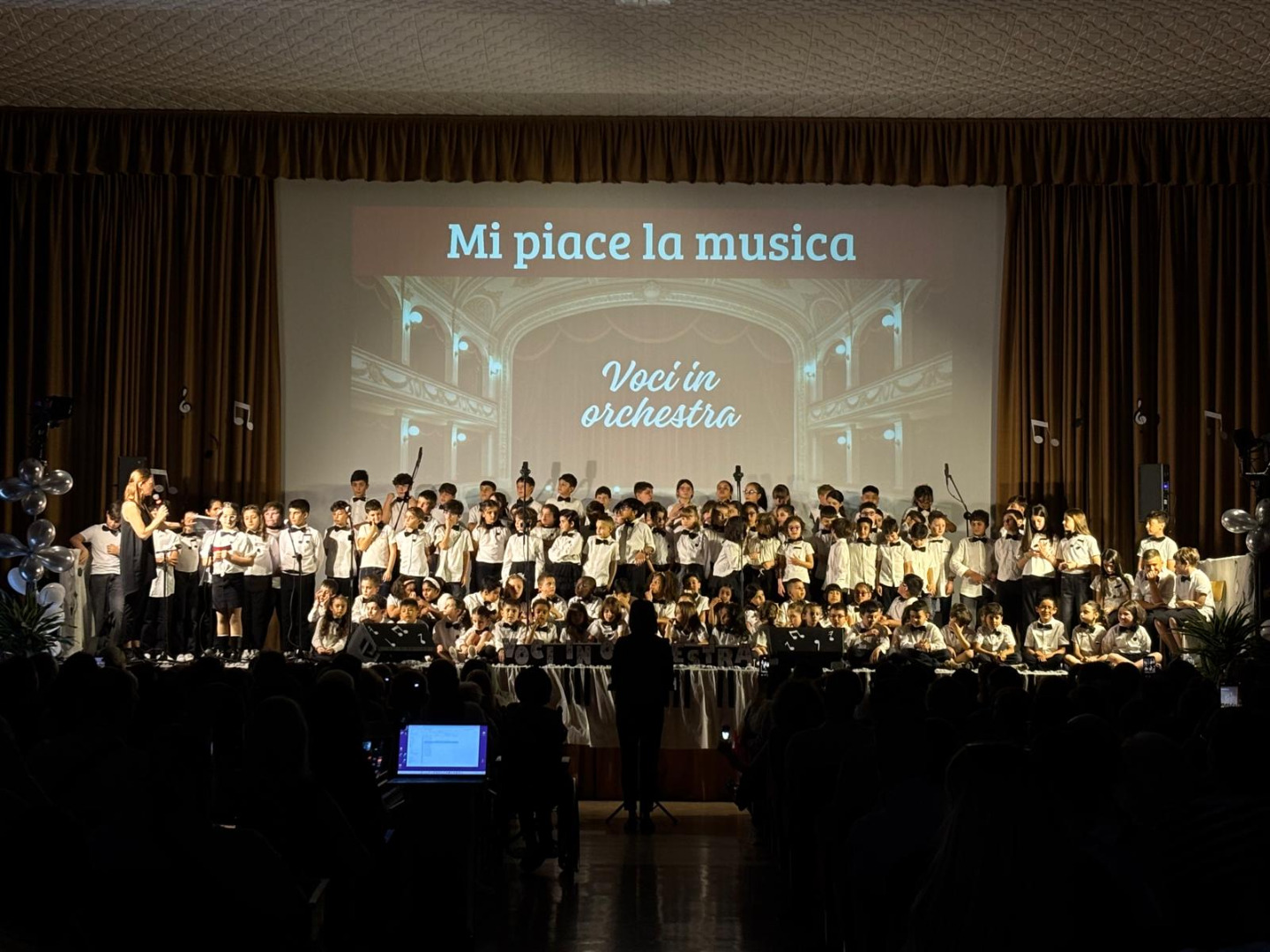Camicia bianca, papillon e 130 cuori all’unisono: l’incanto della primaria del Convitto