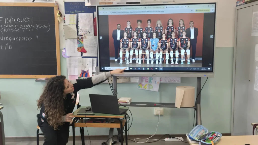 Giorgia Caforio in classe nella primaria Lucatelli di Tolentino