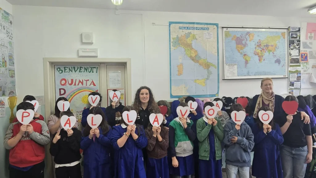 Giorgia Caforio in classe nella primaria Lucatelli di Tolentino