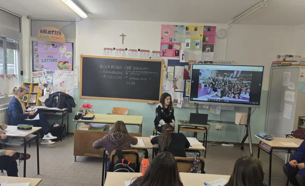 Giorgia Caforio in classe nella primaria Lucatelli di Tolentino