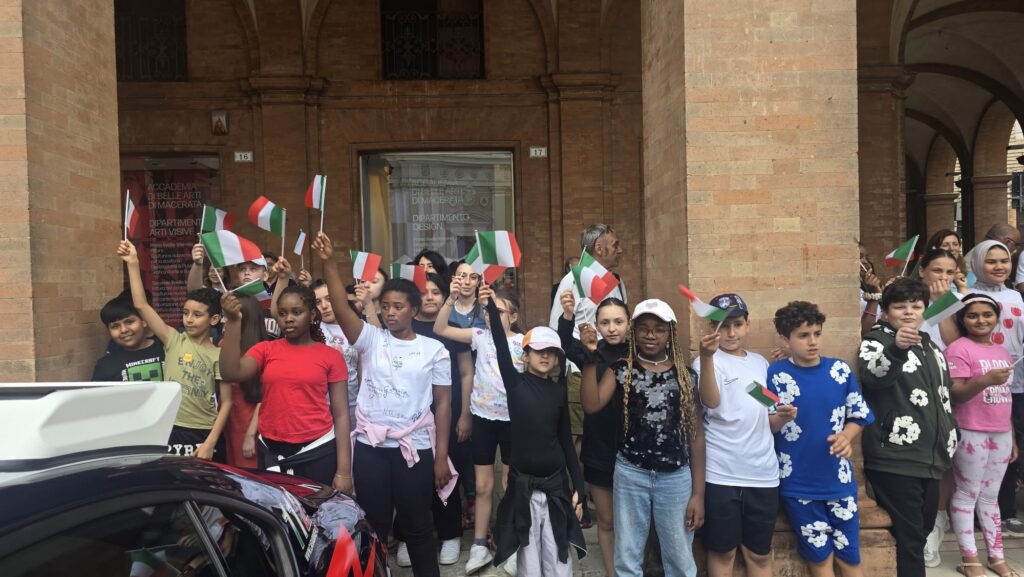 Giovani presenti alla cerimonia