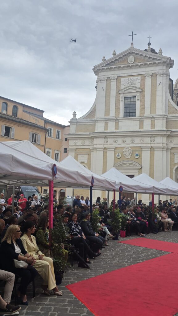 La cerimonia in piazza Vittorio Veneto