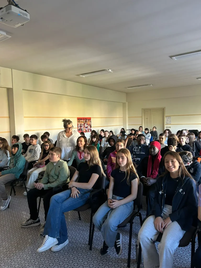 Ragazzi e ragazze durante l'incontro con Vincenza Costantini