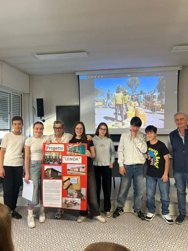 La consegna dei fondi raccolti per il progetto Lenda