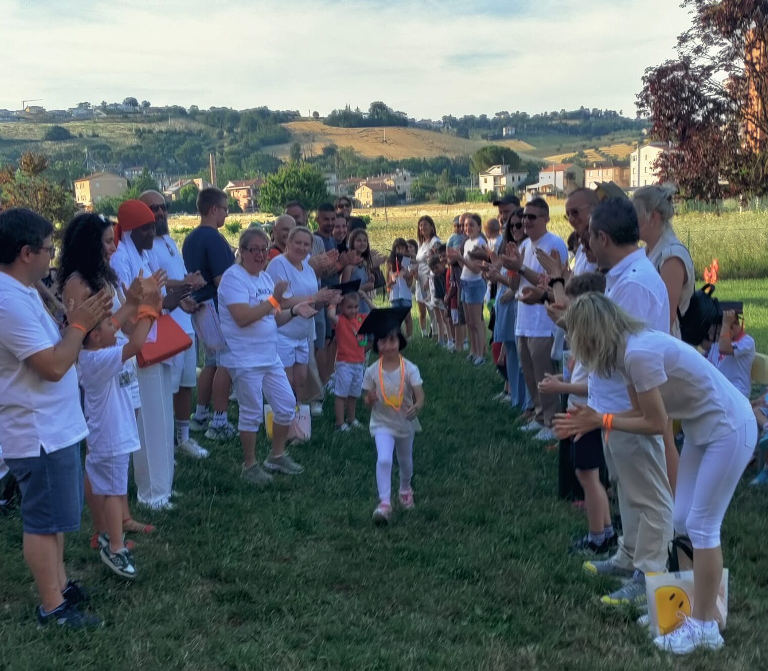 Festa di fine asilo, dress code bianco con una punta di arancione