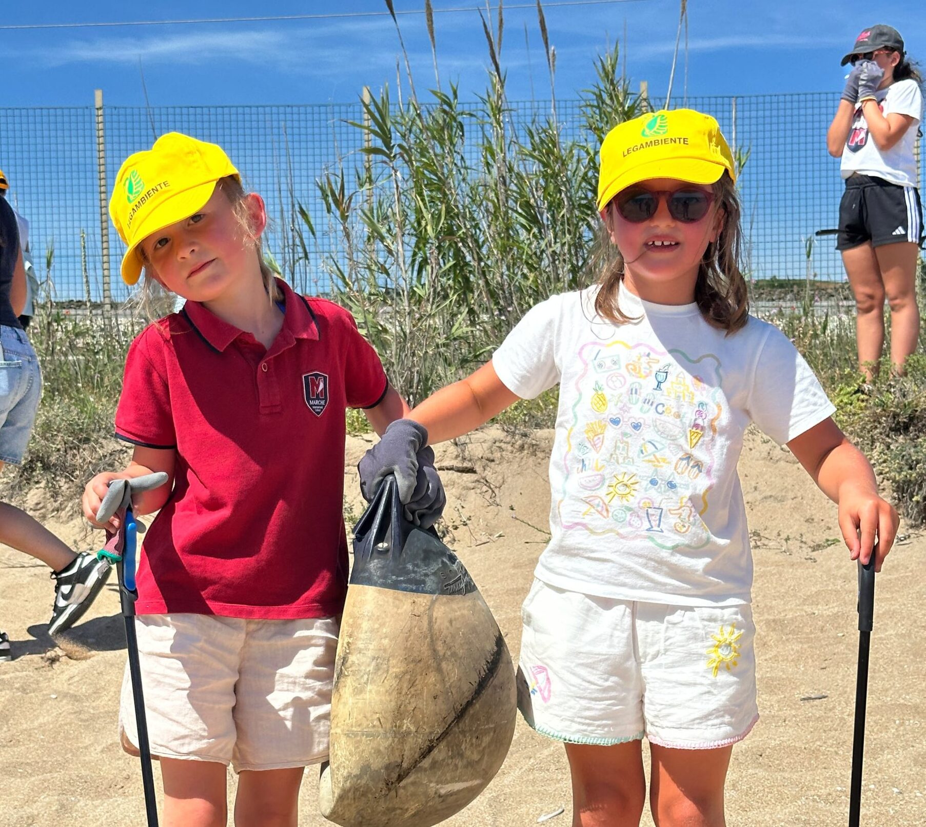 Custodi del mare a Civitanova: raccolti 17 chili di rifiuti sulla spiaggia Tre Case