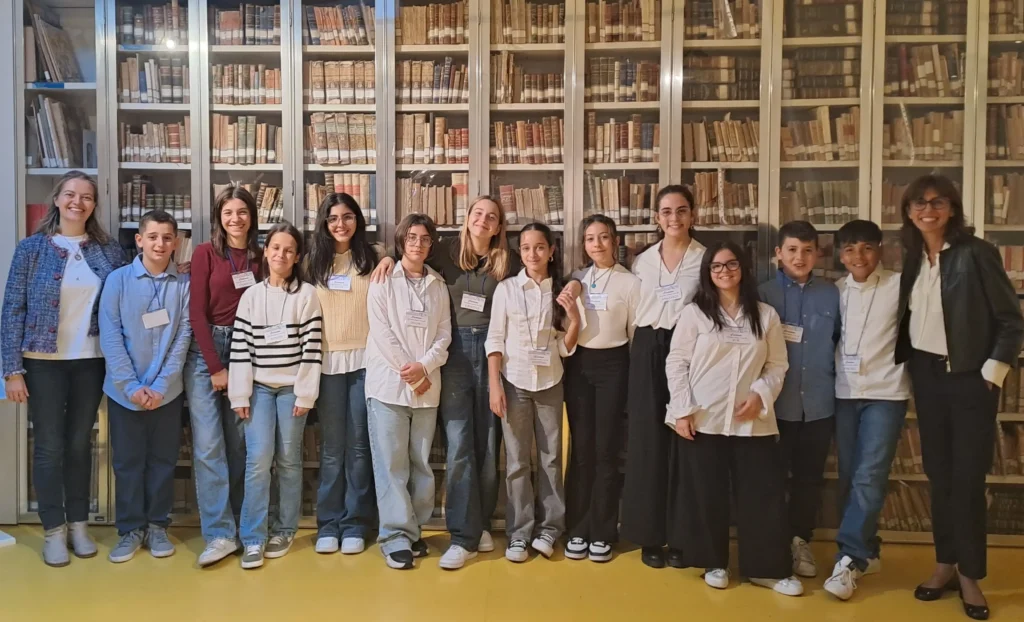 Ciceroni di 2C con la prof.ssa Unimc Elisabetta Patrizi davanti alla Biblioteca storica del Convitto Leopardi
