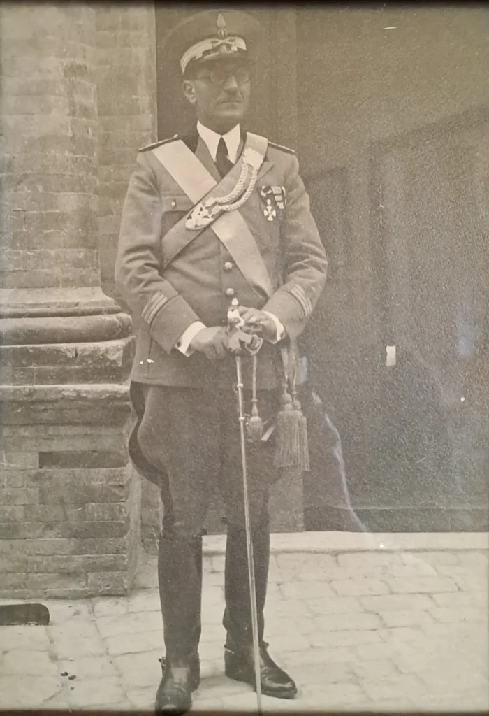Foto inedita del Rettore del Convitto Leopardi Filippo Bonugli in alta uniforme davanti alla sede storica di Piazza Marconi negli anni '30
