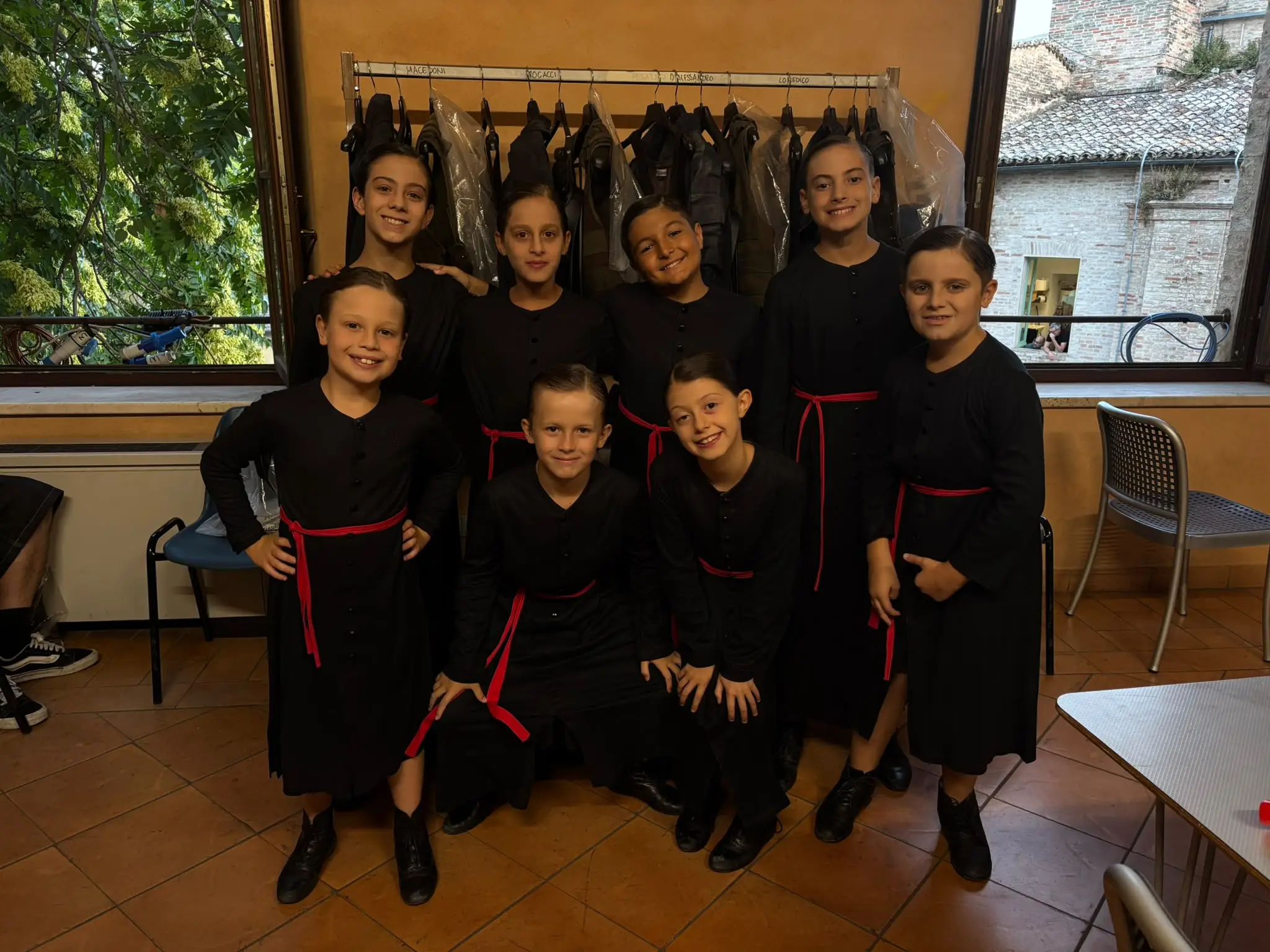 Le otto giovani comparse del Trovatore e le emozioni sul palco dello Sferisterio