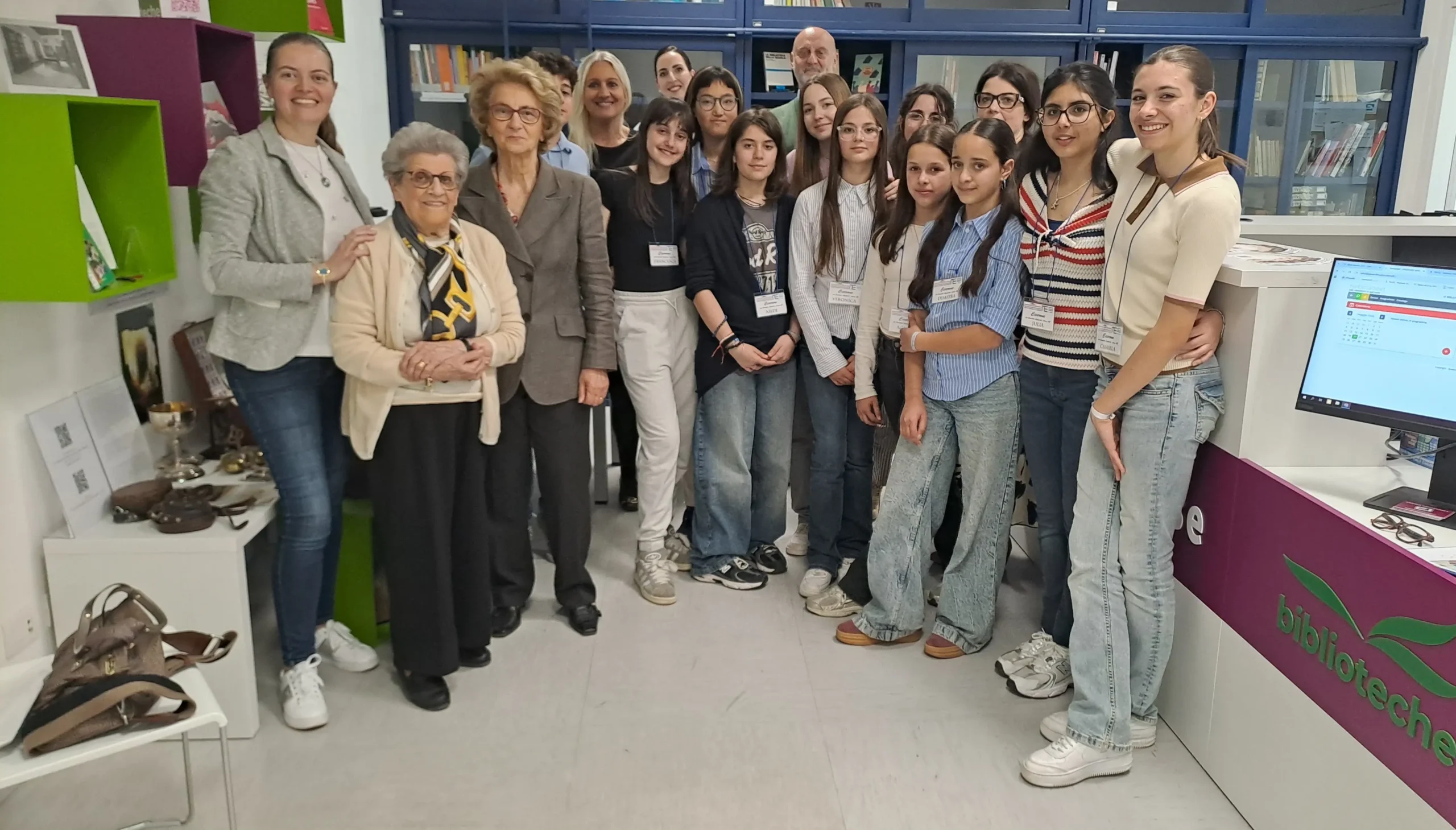 Rappresentativa della classe 2C agli Atlanti della Ricerca Unimc con il prof. Feliciati, le bibliotecarie di ateneo e alcune testimoni storiche del Convitto Leopardi