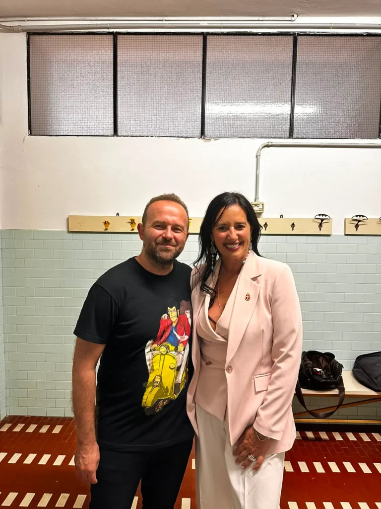 Enrico Galiano con l'assessora barbara Cacciolari