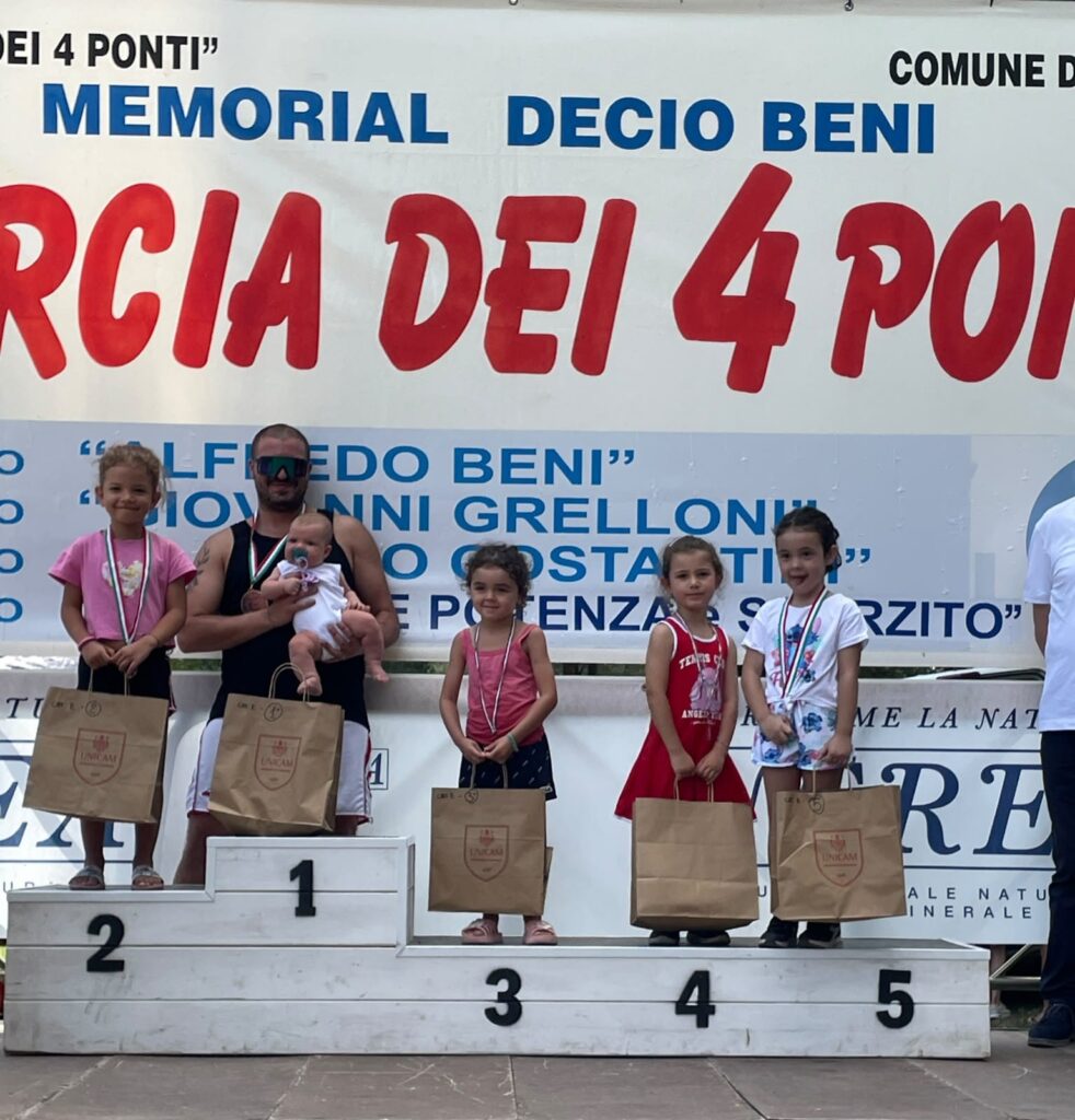 Il podio della Marcia dei 4 ponti, categoria "Pulcini ragazze"