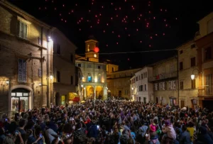 Monte San Giusto diventa la Città del Sorriso: nasi rossi, colori e clown invadono il borgo