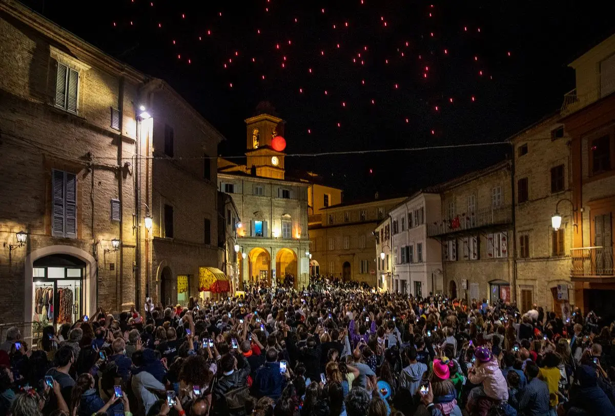 Monte San Giusto diventa la Città del Sorriso: nasi rossi, colori e clown invadono il borgo