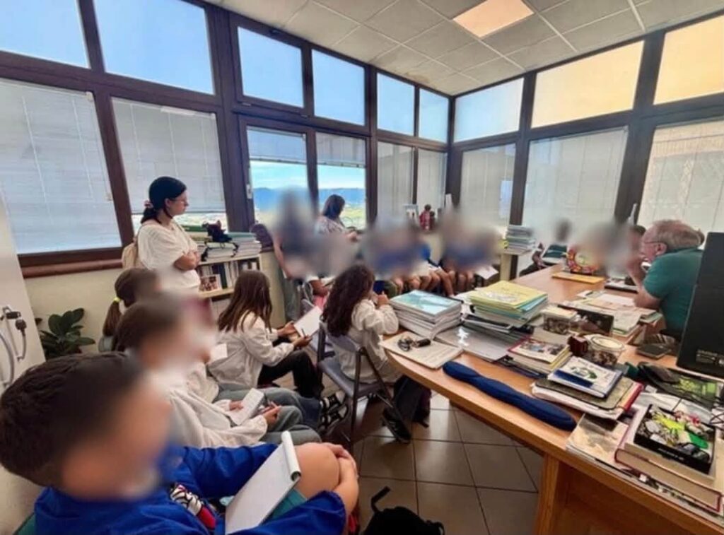 Il sindaco Franco Capponi con bambini e bambine della 5A della scuola Dolores Prato di Treia