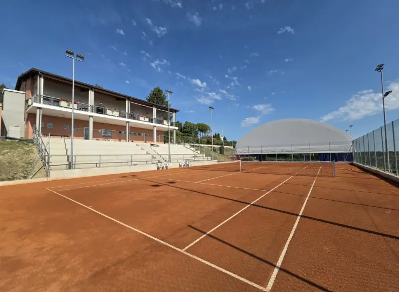 Ottant’anni di racchette: l’Associazione Tennis Macerata festeggia con la città