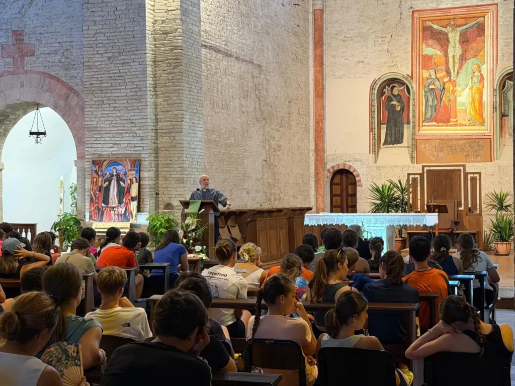 Zaino in spalla da Assisi a Loreto: l’avventura a piedi di 250 adolescenti