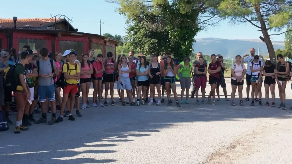 Zaino in spalla da Assisi a Loreto: l’avventura a piedi di 250 adolescenti