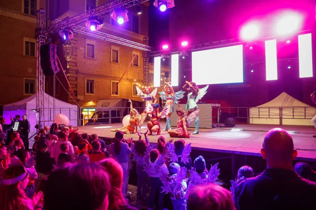 Le Winx sul palco di piazza della Libertà a Macerata