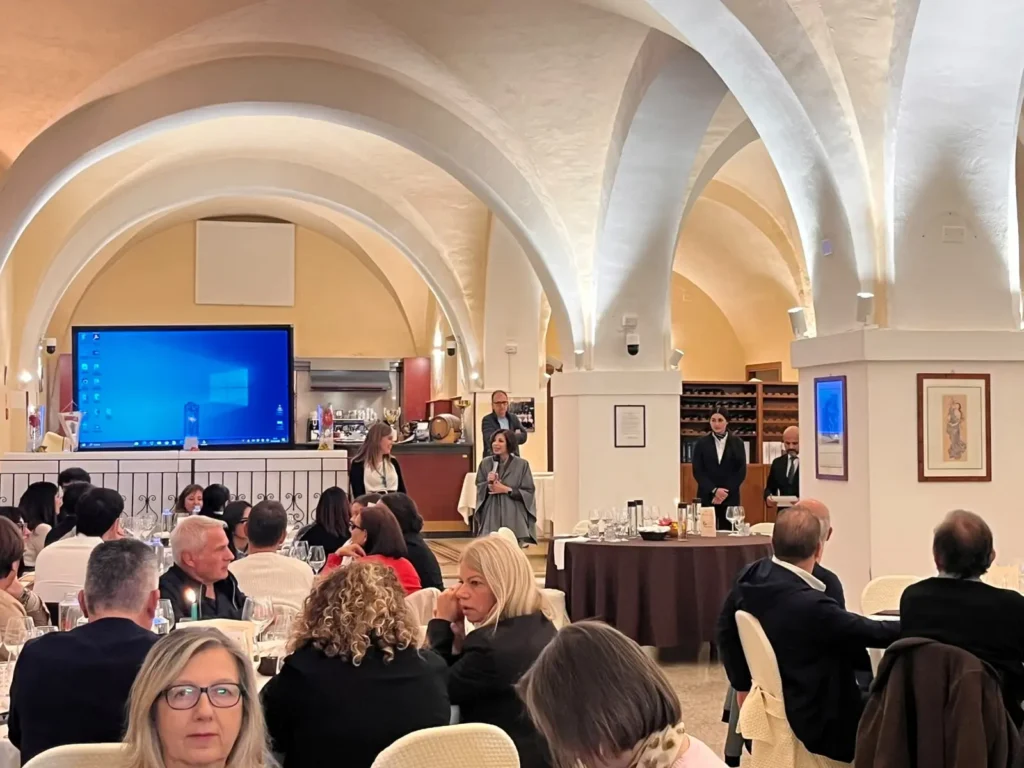 La dirigente Annamaria Marcantonelli intervistata da Nadia Stacchiotti durante la cena inaugurale