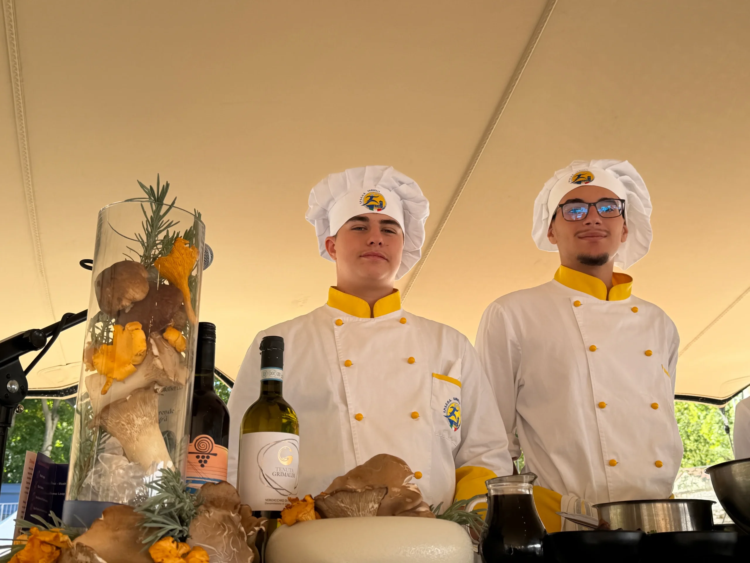 Porcini, ciauscolo e creatività: lo show cooking del Varnelli al Micoverso