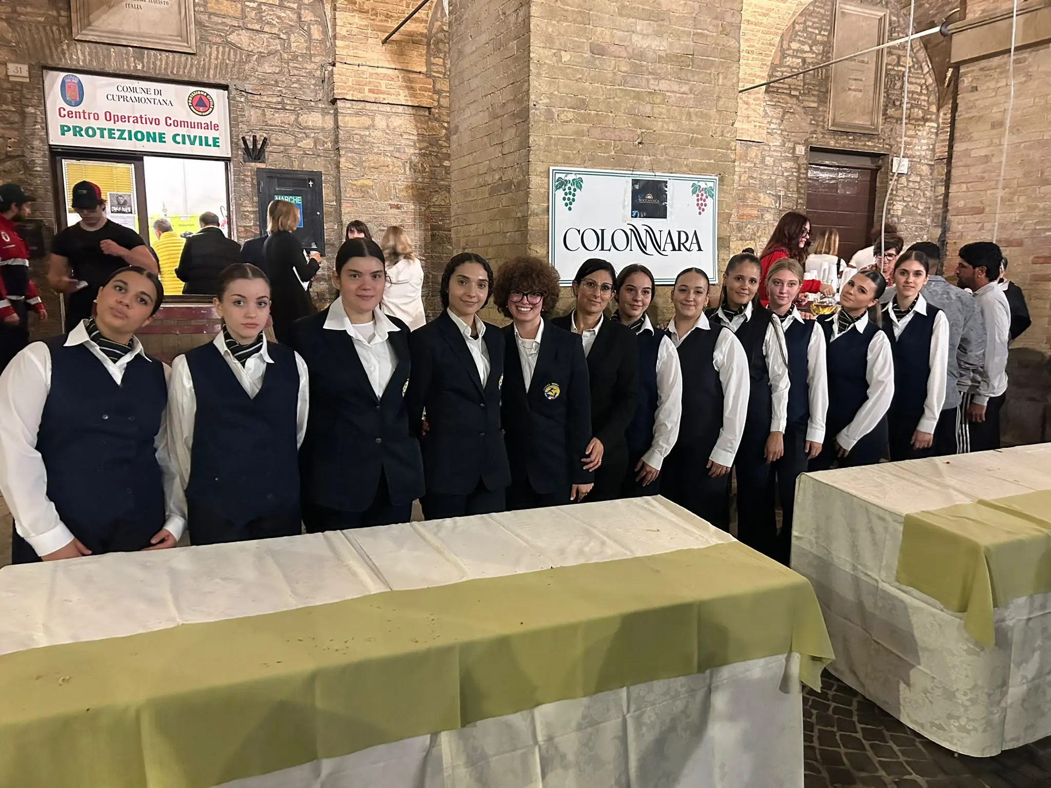 Un brindisi tutto al femminile: le studentesse del Varnelli aprono la Sagra dell’Uva